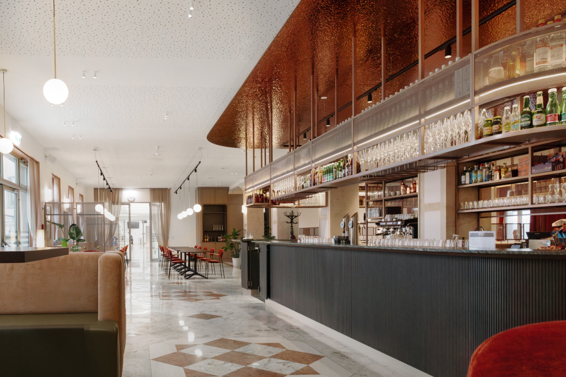 UTOPIA Restaurant Wien - Modernes Restaurant-Interieur mit verschiedenen Sitzbereichen